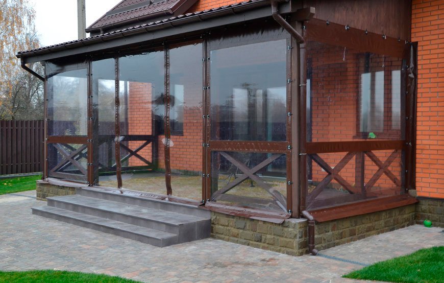 Макрофотографія прозорої ПВХ-плівки товщиною 700 мкн з маркуванням виробника та рівним зварним швом на кольоровій окантовц