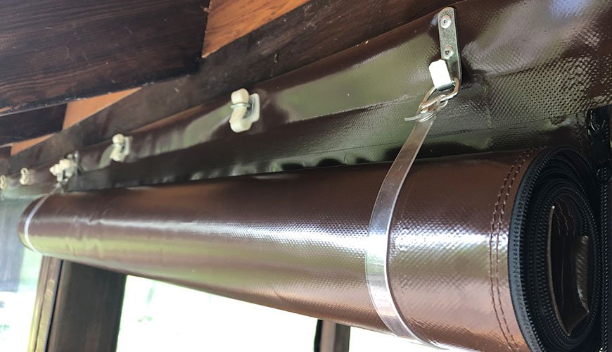 Процес фіксації м'якого вікна за допомогою поворотних французьких замків та люверсів